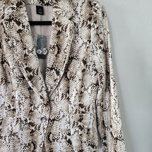 $148 WHBM Sbake Print Jacket Women Sz 4 One Button Padded Long Sleeve New - Picture 8 of 14